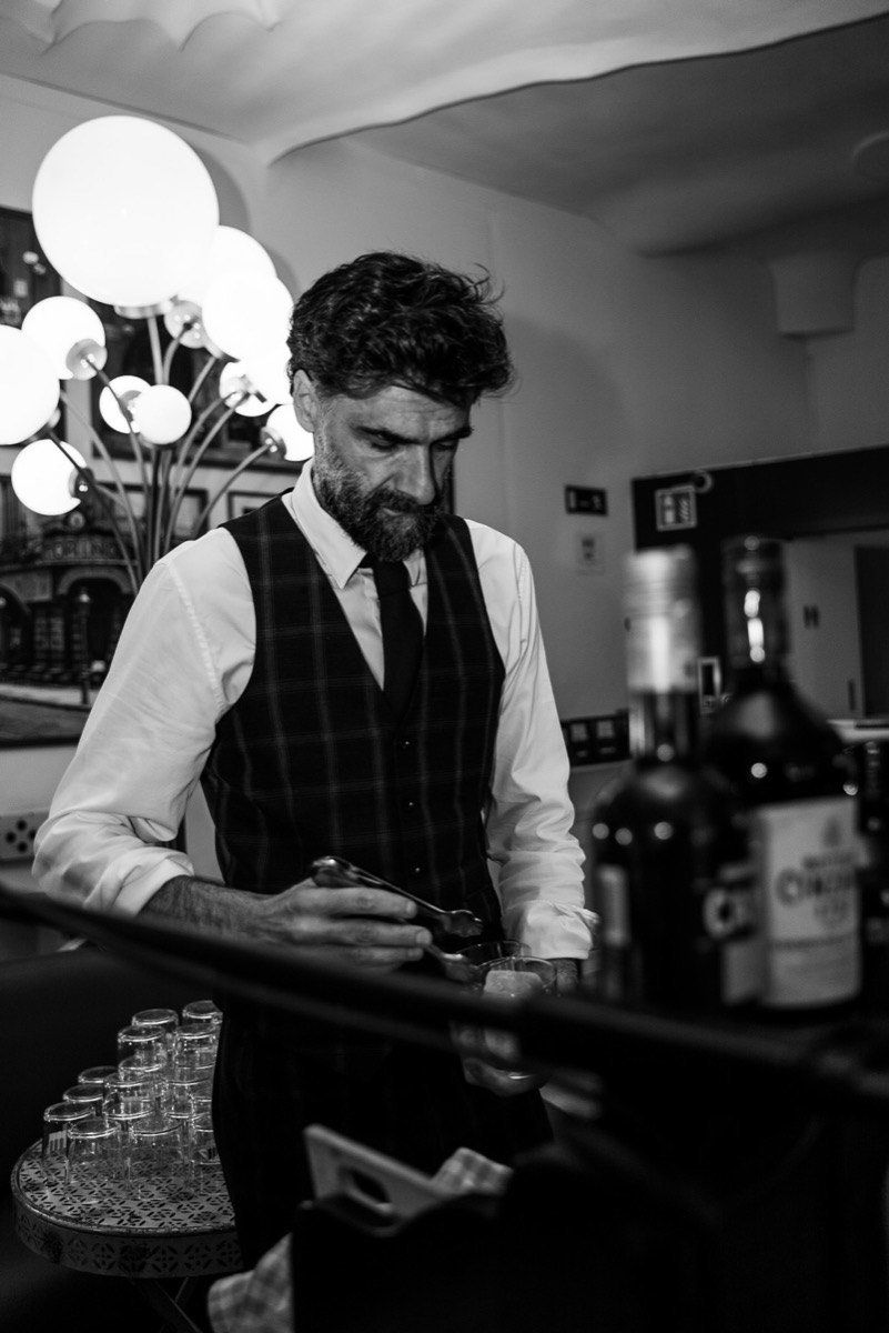 Coctelería de autor en un evento nocturno