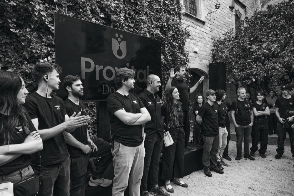 Héctor arengando al equipo antes de un evento de Provital